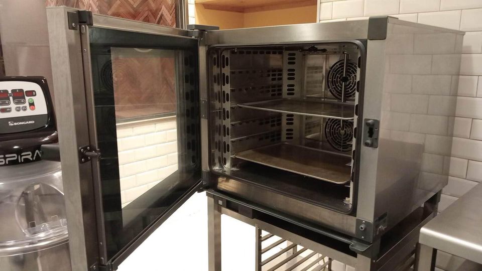 BAKERTOP MIND.MapsTM PLUS es el horno combinado inteligente con autolimpieza para panadería y confitería.