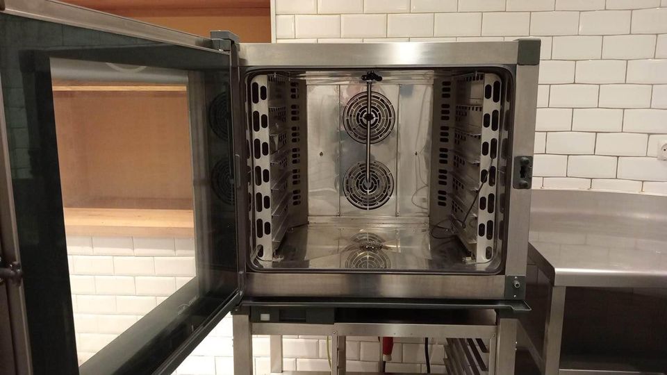 BAKERTOP MIND.MapsTM PLUS es el horno combinado inteligente con autolimpieza para panadería y confitería.
