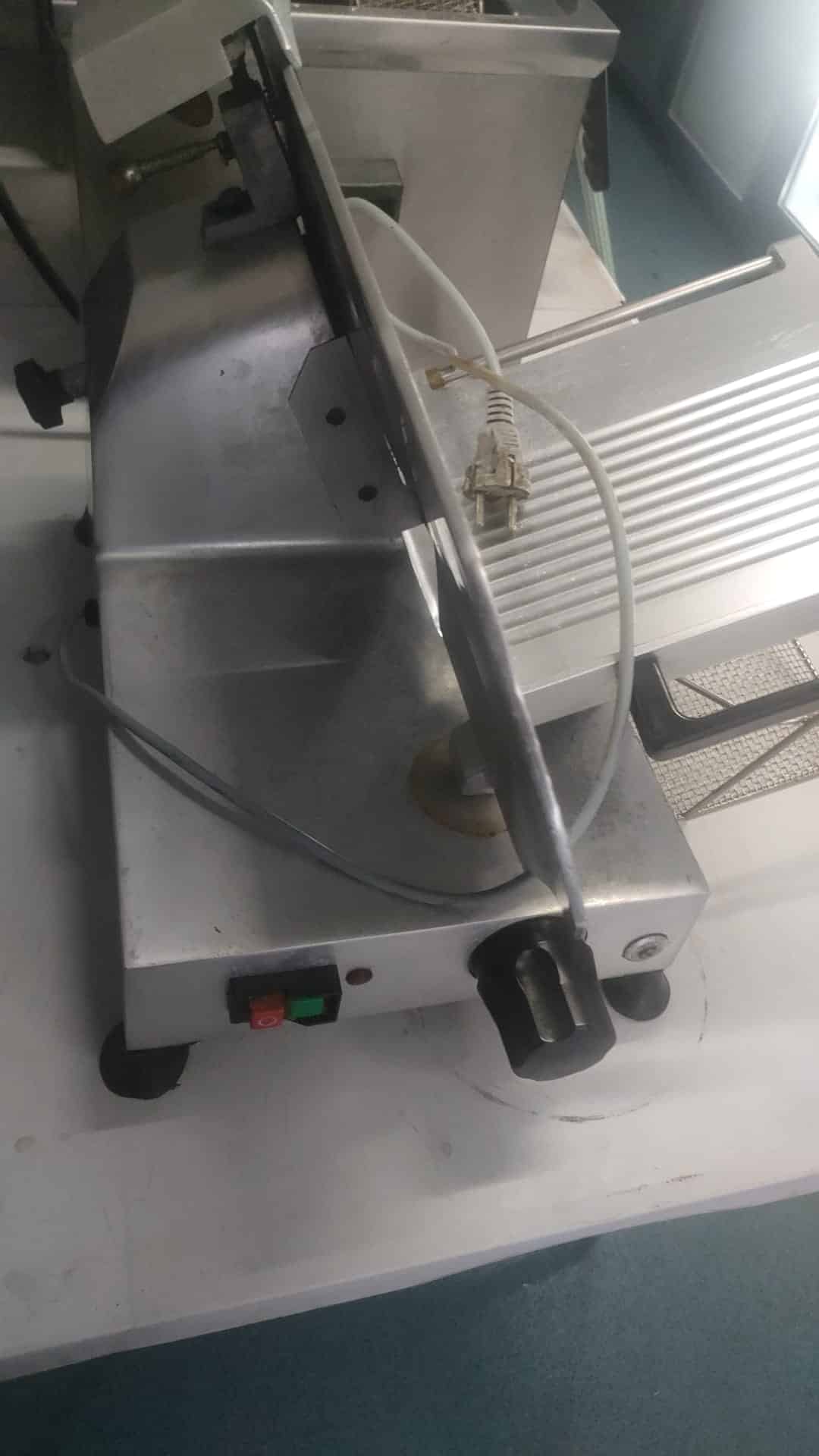 Cortadora de fiambres con transmisión por correa G