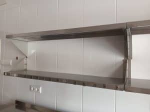 ESTANTERÍAS DE ACERO INOX CON SOPORTES