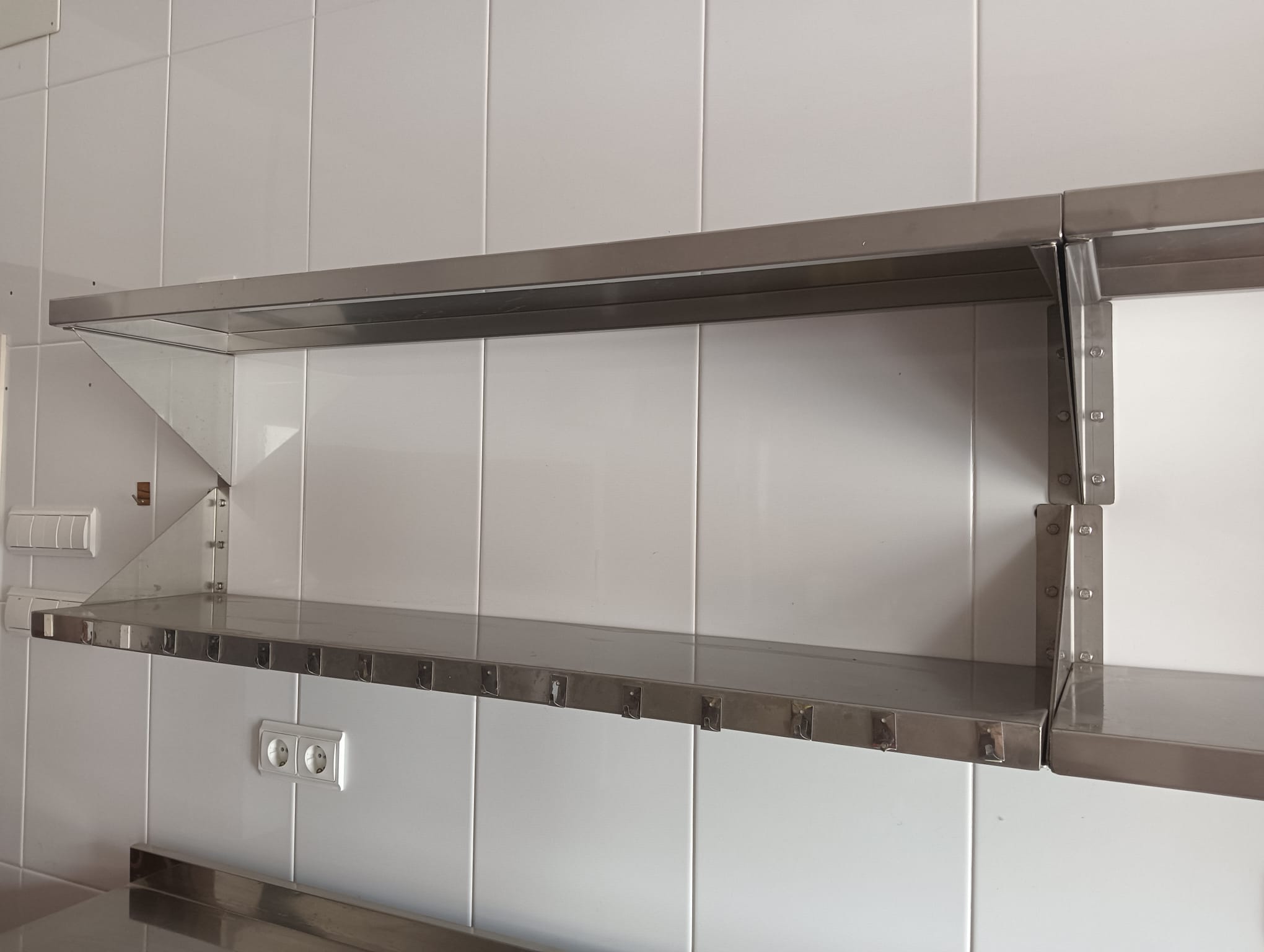 ESTANTERÍAS DE ACERO INOX CON SOPORTES